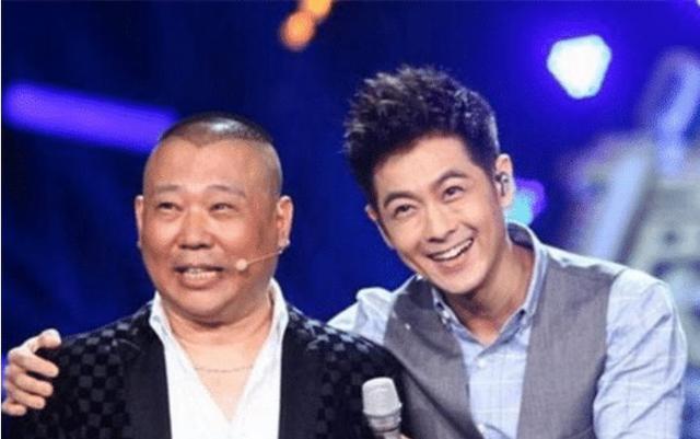 “冻龄”都是骗人的！林志颖何炅真实样貌，皮肤松弛憔悴像大叔
