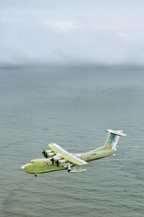 “鲲龙”AG600全状态新构型灭火机首飞成功