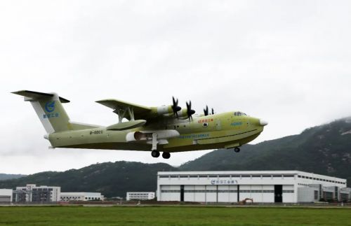 “鲲龙”AG600全状态新构型灭火机首飞成功