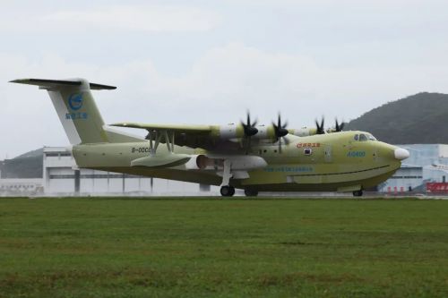“鲲龙”AG600全状态新构型灭火机首飞成功